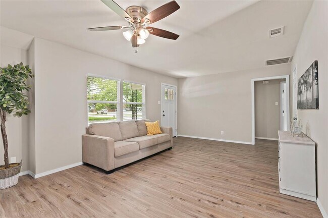354 Elm Street, Lewisville, TX 75057 photo 5