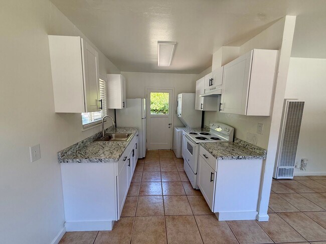 406 Woodland Ave San Rafael, CA 94901 photo 2