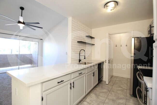 623 W Guadalupe Rd Mesa, AZ 85210 photo 3