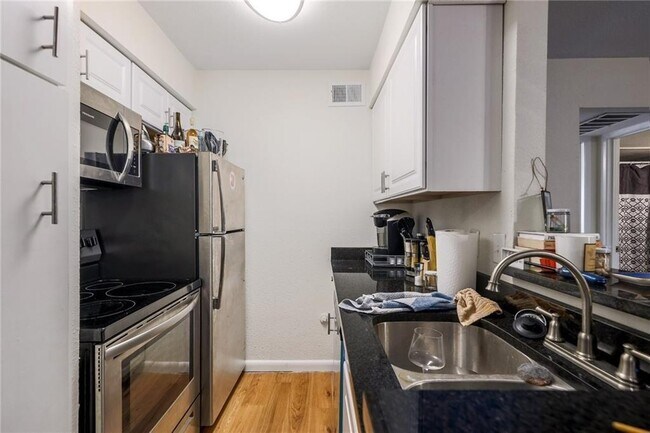 Rent specials great locations downtown and UT campus photo 5