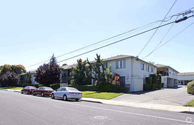 Briarwood Garden Apartments photo 2