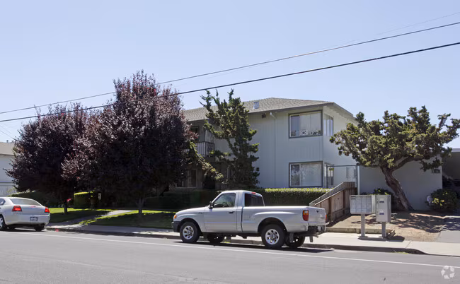 Briarwood Garden Apartments photo 3