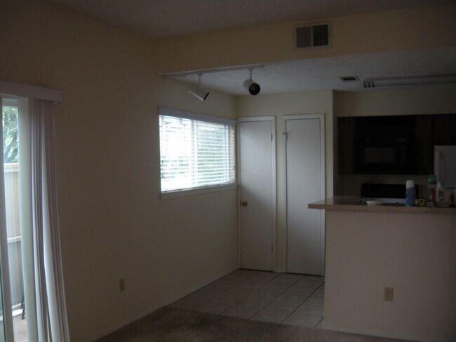 114 E 31st St Austin, TX 78705 photo 2