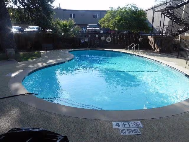 910 Duncan Ln Austin, TX 78705 photo 3