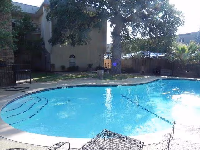 910 Duncan Ln Austin, TX 78705 photo 4