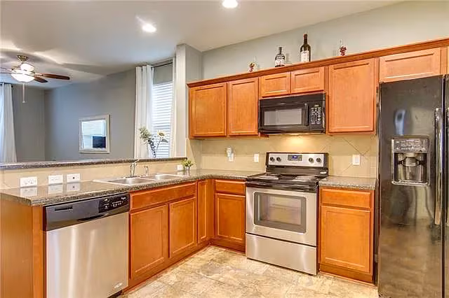 Room in 4 Bedroom Home at Red Bud Ridge Ln photo 5