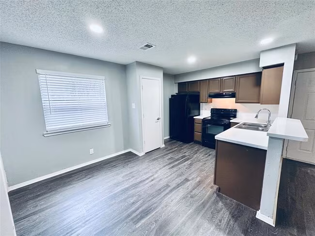 5507 Rose Hill Cir Austin, TX 78745 photo 5