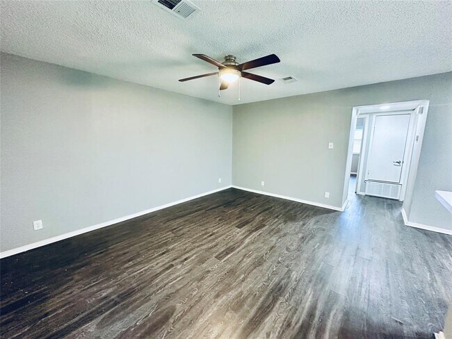 5507 Rose Hill Cir Austin, TX 78745 photo 2