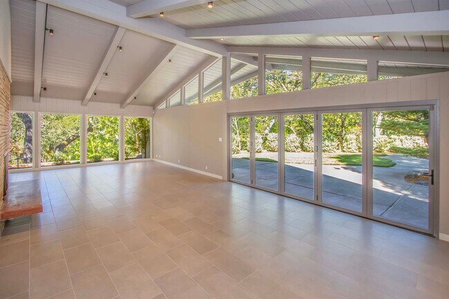 Mid-Century 5Bd/3Ba in Kentfield photo 4