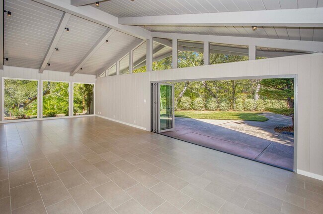 Mid-Century 5Bd/3Ba in Kentfield photo 3