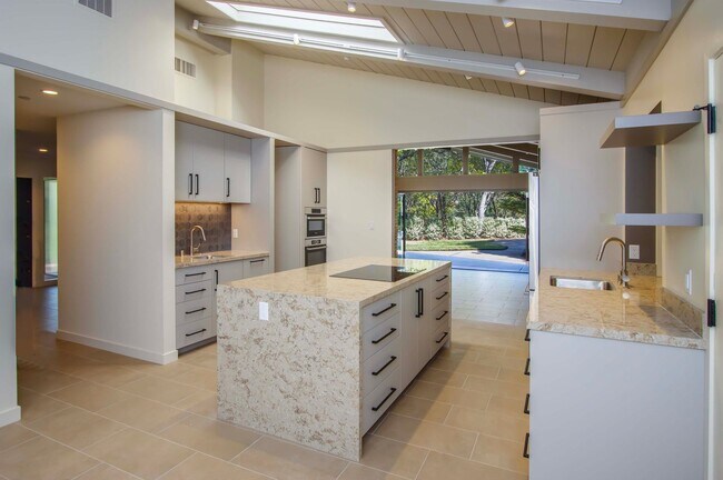 Mid-Century 5Bd/3Ba in Kentfield photo 2