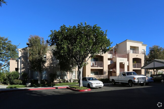 Villa Loma Apartments photo 4