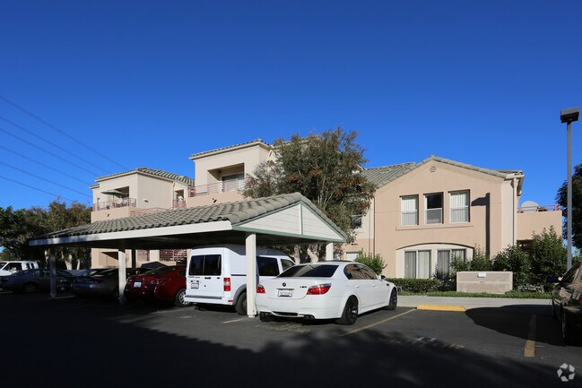 Villa Loma Apartments photo 3