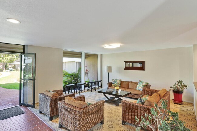 3098 Rue D’Orleans San Diego, CA 92110 photo 2