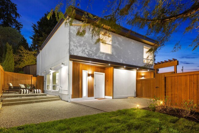 9817 SE Shoreland Dr Bellevue, WA 98004 photo 3