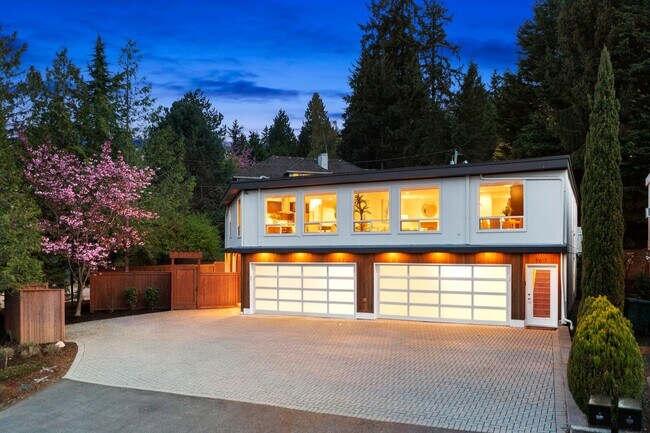 9817 SE Shoreland Dr Bellevue, WA 98004 photo 2