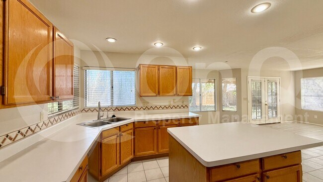 951 N Kenwood Ln photo 4
