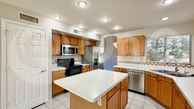 951 N Kenwood Ln photo 5