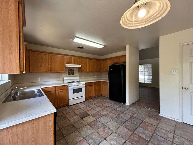 15344 Sarah's Creek Dr Pflugerville, TX 78660 photo 2
