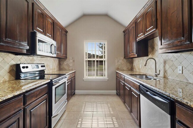 4001 Oakwood Circle, Aubrey, TX 76227 photo 5