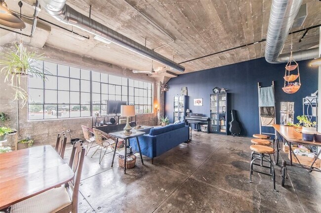 120 St Louis Ave Fort Worth, TX 76104 photo 5