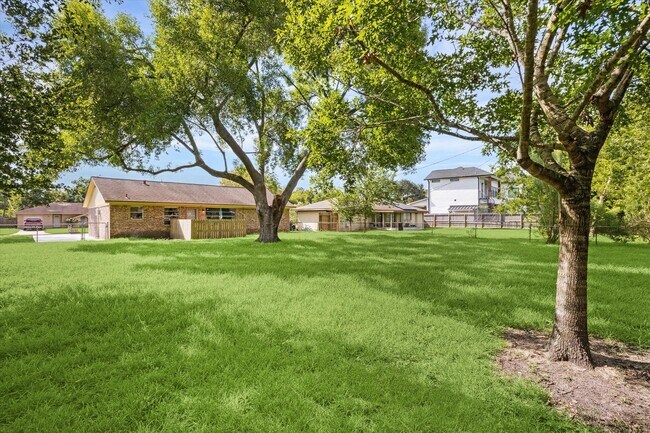 108 Annette Lane, Friendswood, TX 77546 photo 2