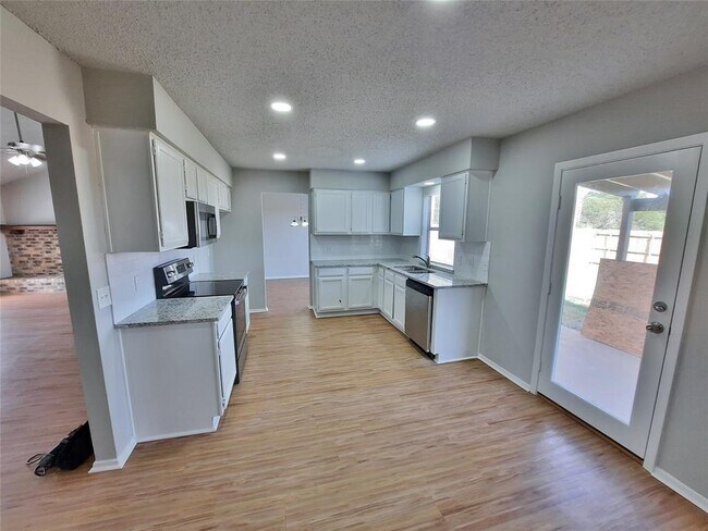 2646 Winslow Drive, Grand Prairie, TX 75052 photo 4