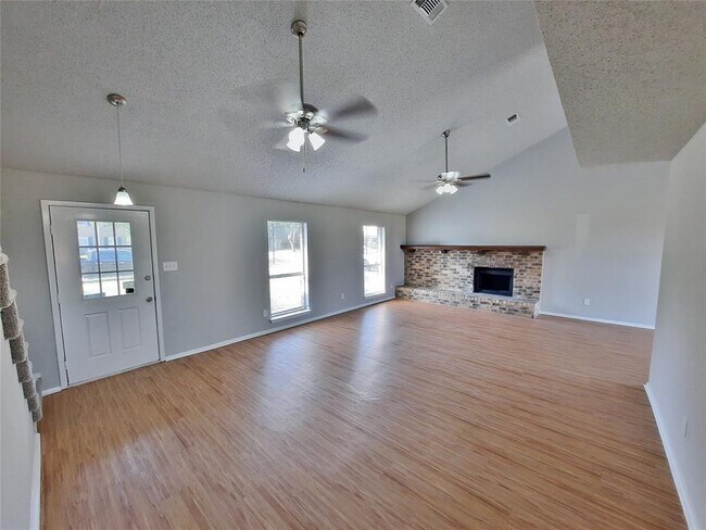 2646 Winslow Drive, Grand Prairie, TX 75052 photo 2