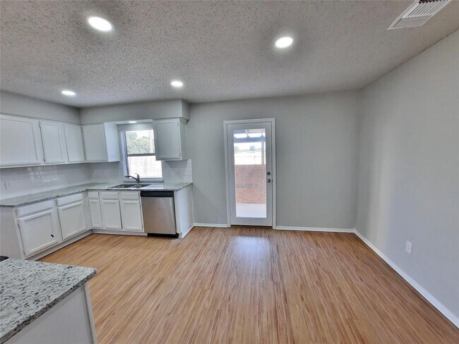 2646 Winslow Drive, Grand Prairie, TX 75052 photo 5