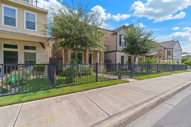 215 E Courtland Pl San Antonio, TX 78212 photo 3