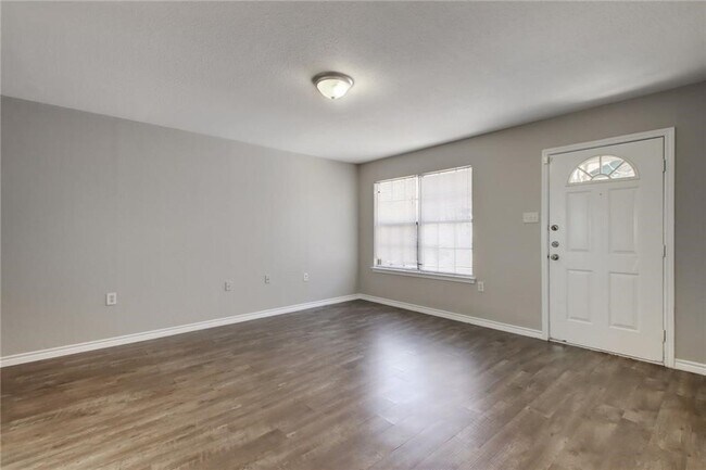 204 Hall St Elgin, TX 78621 photo 4