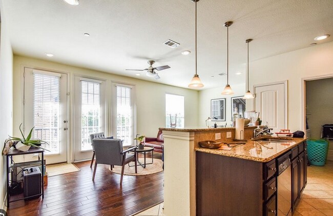 950 Henderson St Fort Worth, TX 76102 photo 3