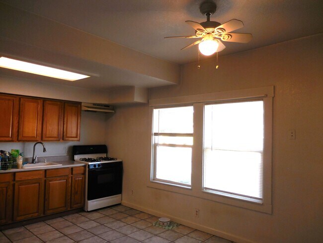 301 Santa Clara Ave Rio Vista, CA 94571 photo 2