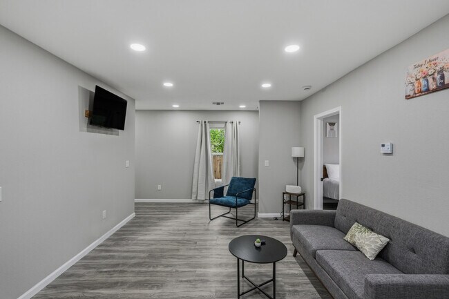 2306 E Houston St San Antonio, TX 78202 photo 2