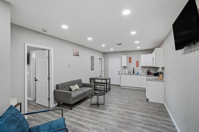 2306 E Houston St San Antonio, TX 78202 photo 4
