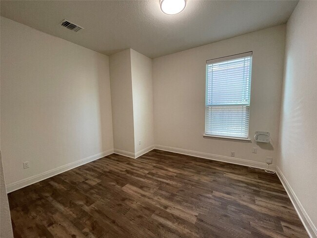161 Danish Dr Hutto, TX 78634 photo 3