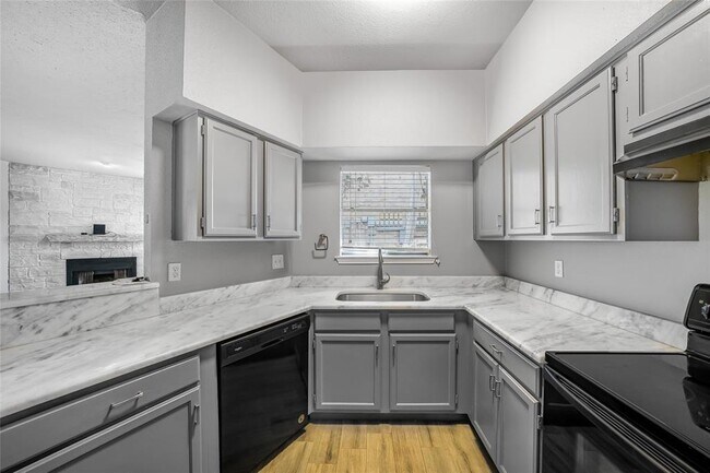 2450 Wickersham Ln Austin, TX 78741 photo 2