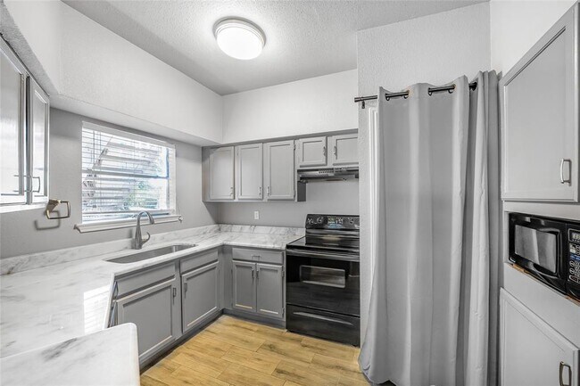 2450 Wickersham Ln Austin, TX 78741 photo 3
