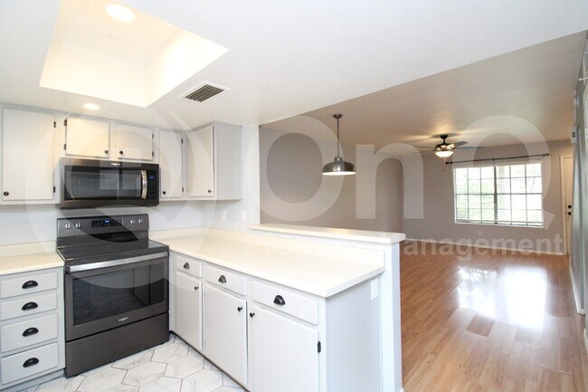 4850 E Kachina Trail Phoenix, AZ 85044 photo 3