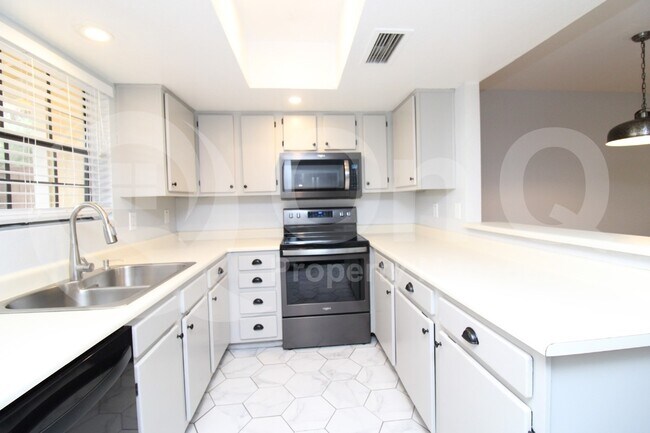4850 E Kachina Trail Phoenix, AZ 85044 photo 2