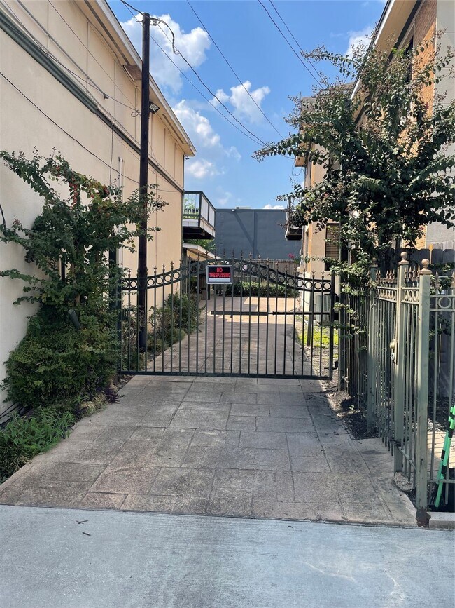 2110 Chenevert Street, Houston, TX 77003 photo 2