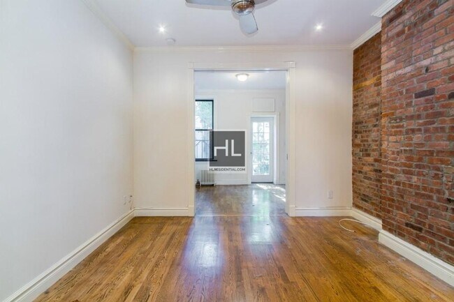 MOTT ST. photo 2