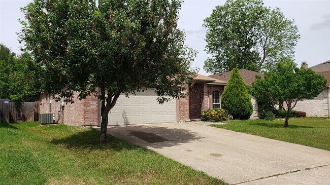 2840 Earle Dr Grand Prairie, TX 75052 photo 3