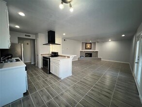 1911 Primrose Ln Arlington, TX 76014 photo 4