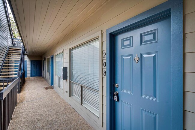 908 Poplar St Austin, TX 78705 photo 3