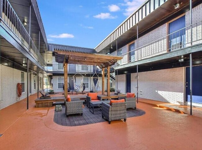 1302 W 24th St Austin, TX 78705 photo 3