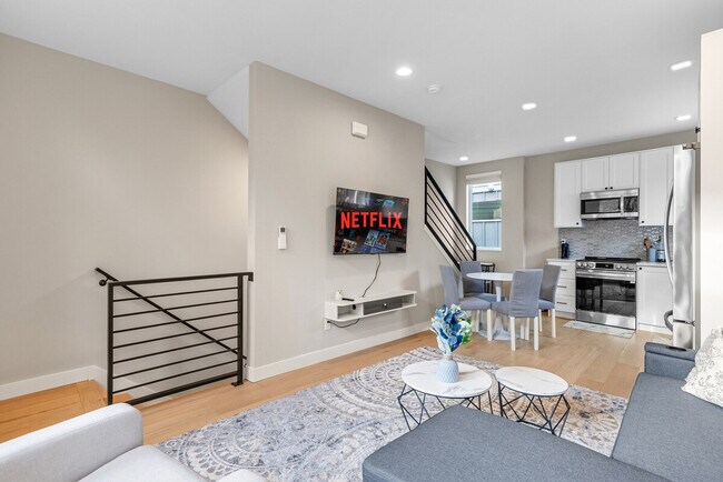 305 18th Ave Seattle, WA 98122 photo 3