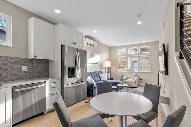 305 18th Ave Seattle, WA 98122 photo 2