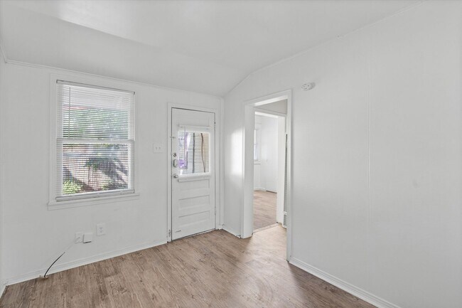 3404 Grooms St Austin, TX 78705 photo 4