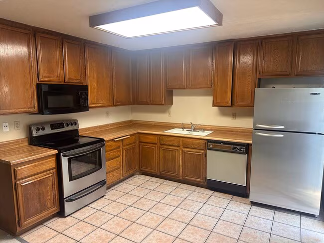 Clean 2 Bedroom 1.5 Bath Townhome in Park-like Community photo 2